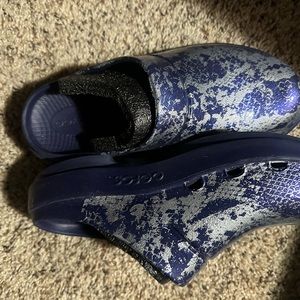 Oofos navy silver snake